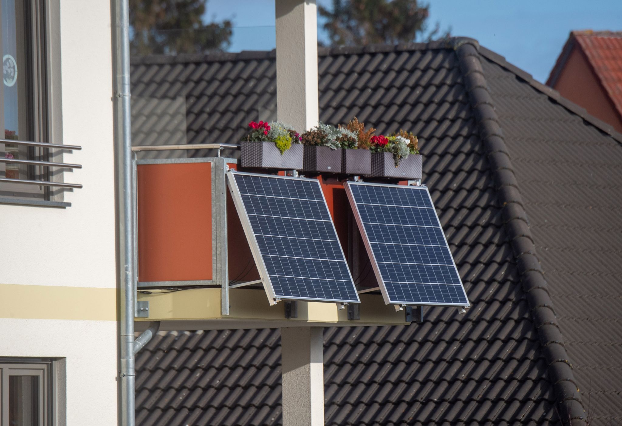 Solarmodule für ein sogenanntes Balkonkraftwerk hängen an einem Balkon. Mancherorts können Anträge auf Förderung von sogenannten steckerfertigen Balkon-Fotovoltaik-Anlagen gestellt werden.