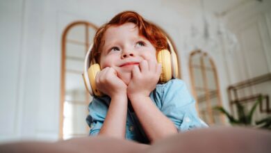 Kopfhörer für Kinder unterscheiden sich von Modellen für Erwachsene, insbesondere durch die Größe der Bügel und die Passform.