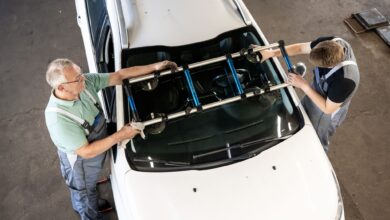 Ein Riss oder Steinschlag in der Frontscheibe sollte so schnell wie möglich repariert werden.