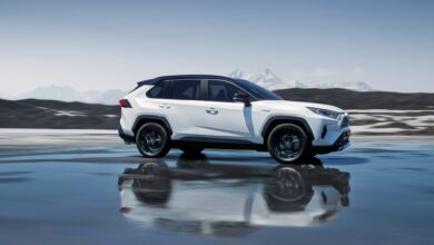 Gewaltige Inszenierung: Auf dem Werksbild drängt der Toyota RAV4 eindrucksvoll voran - hat der Japaner auch als Gebrauchtwagen die Nase vorn?