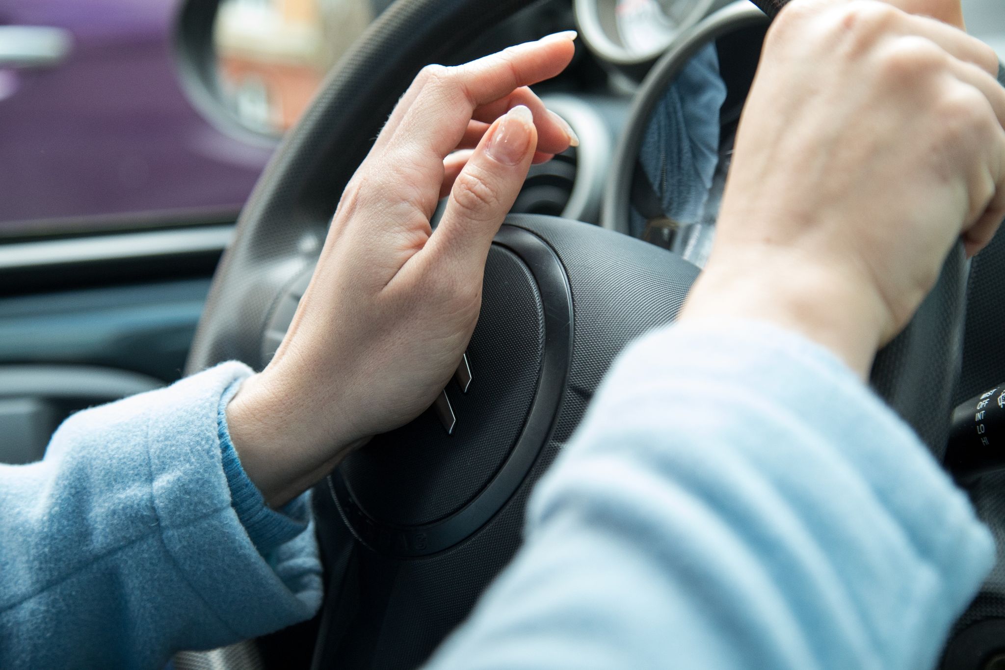 Vorsichtig und umsichtig fährt man besser auch auf einem Parkplatz - selbst bei medizinischen Notfällen des Unfallgegners muss man sonst womöglich mithaften.