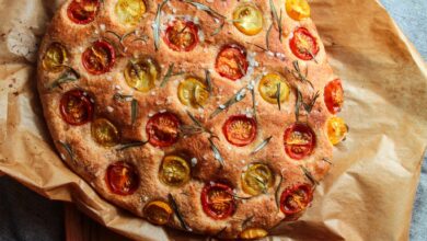 Ein lockerer Hefeteig, der sich nach Lust und Laune belegen lässt: Hier wird die Focaccia ganz klassisch von Tomaten und Rosmarin gekrönt.