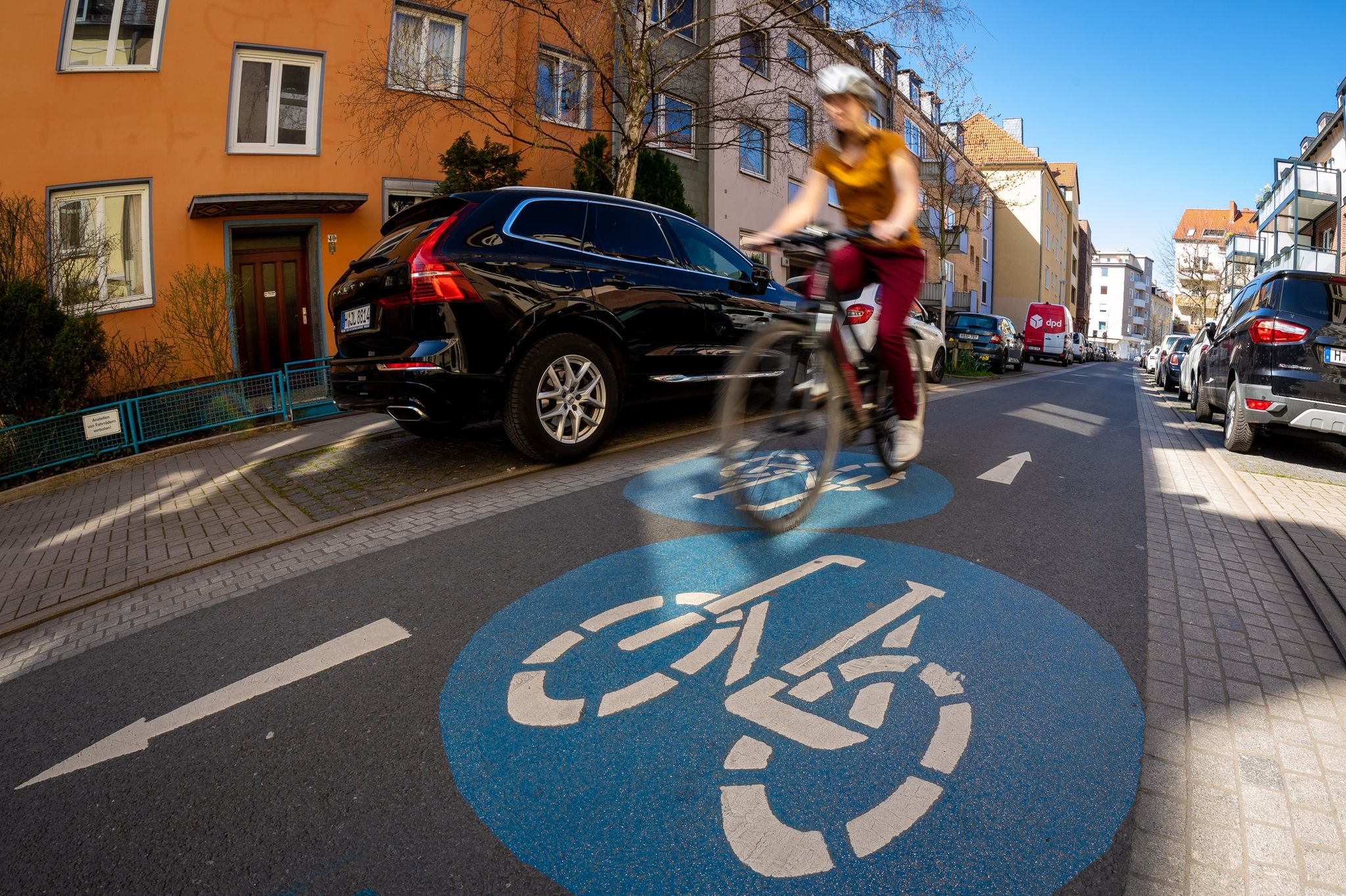 Fahrradstraßen sind für Fahrräder, E-Scooter und Pedelecs gedacht, dürfen jedoch auch von Autos und Motorrädern befahren werden, sofern Zusatzschilder dies erlauben.