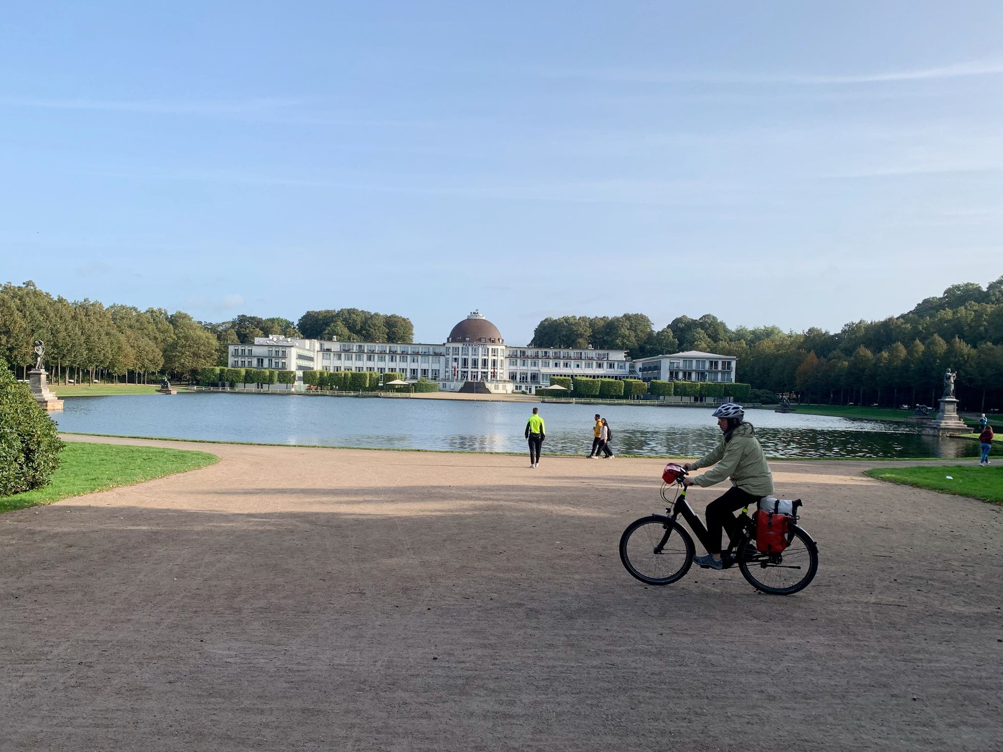 Vorbei geht es auch an Bremens Hollersee. Im Hintergrund das «Parkhotel Bremen».