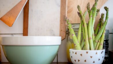 Grüner Spargel schmeckt gegenüber weißem Spargel etwas kerniger, fasst nussig und hat mehr Biss. Geschmacklich verträgt er auch kräftigere Zutaten und Aromen.