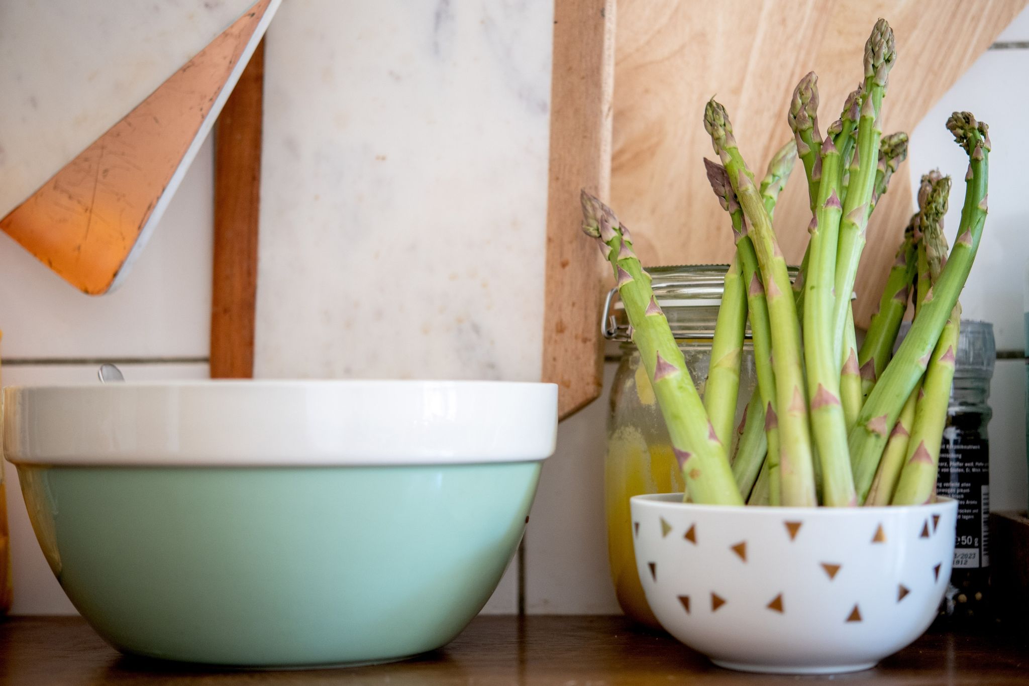 Grüner Spargel schmeckt gegenüber weißem Spargel etwas kerniger, fasst nussig und hat mehr Biss. Geschmacklich verträgt er auch kräftigere Zutaten und Aromen.