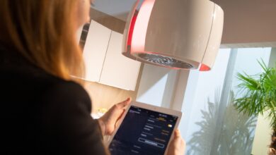 Flexible Beleuchtung für jeden Anlass: Smartes Licht in Möbeln und im Raum, gesteuert über eine App für verschiedene Stimmungen und Bedürfnisse