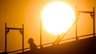 Wer im Job viel Zeit an der frischen Luft verbringt, sollte an den Sonnenschutz denken.