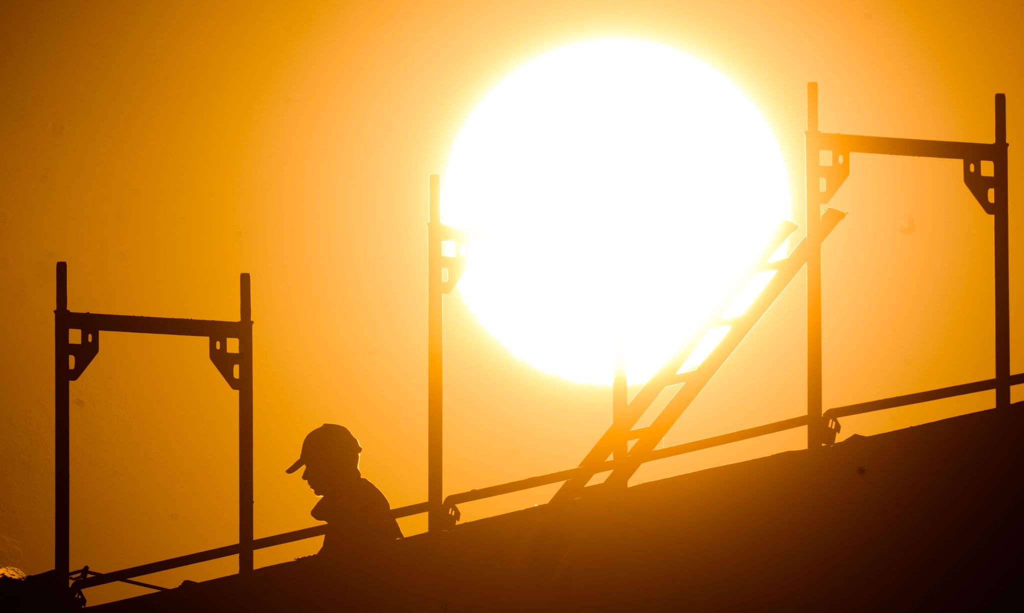 Wer im Job viel Zeit an der frischen Luft verbringt, sollte an den Sonnenschutz denken.