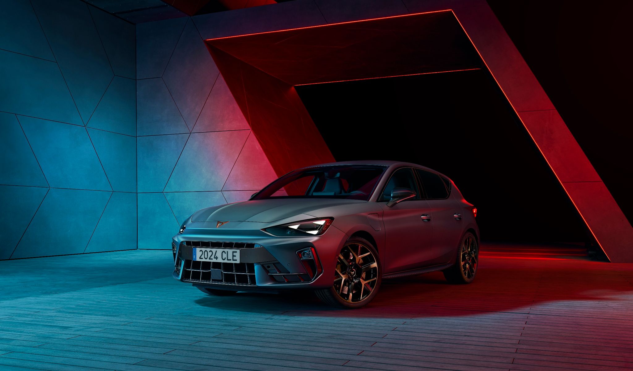Der Cupra Leon kommt nach dem Facelift einer veränderten Front.