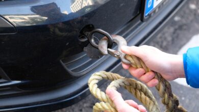 Festmachen: An einem speziellen Haken wird das Abschleppseil am Pannenfahrzeug montiert.