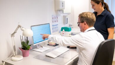 Vor einer geplanten Herzoperation kann eine Zweitmeinung sinnvoll sein. Besonders bei bestimmten Eingriffen wie dem Einsetzen eines Schrittmachers oder einer Herzverödung gibt es ein spezielles Verfahren.