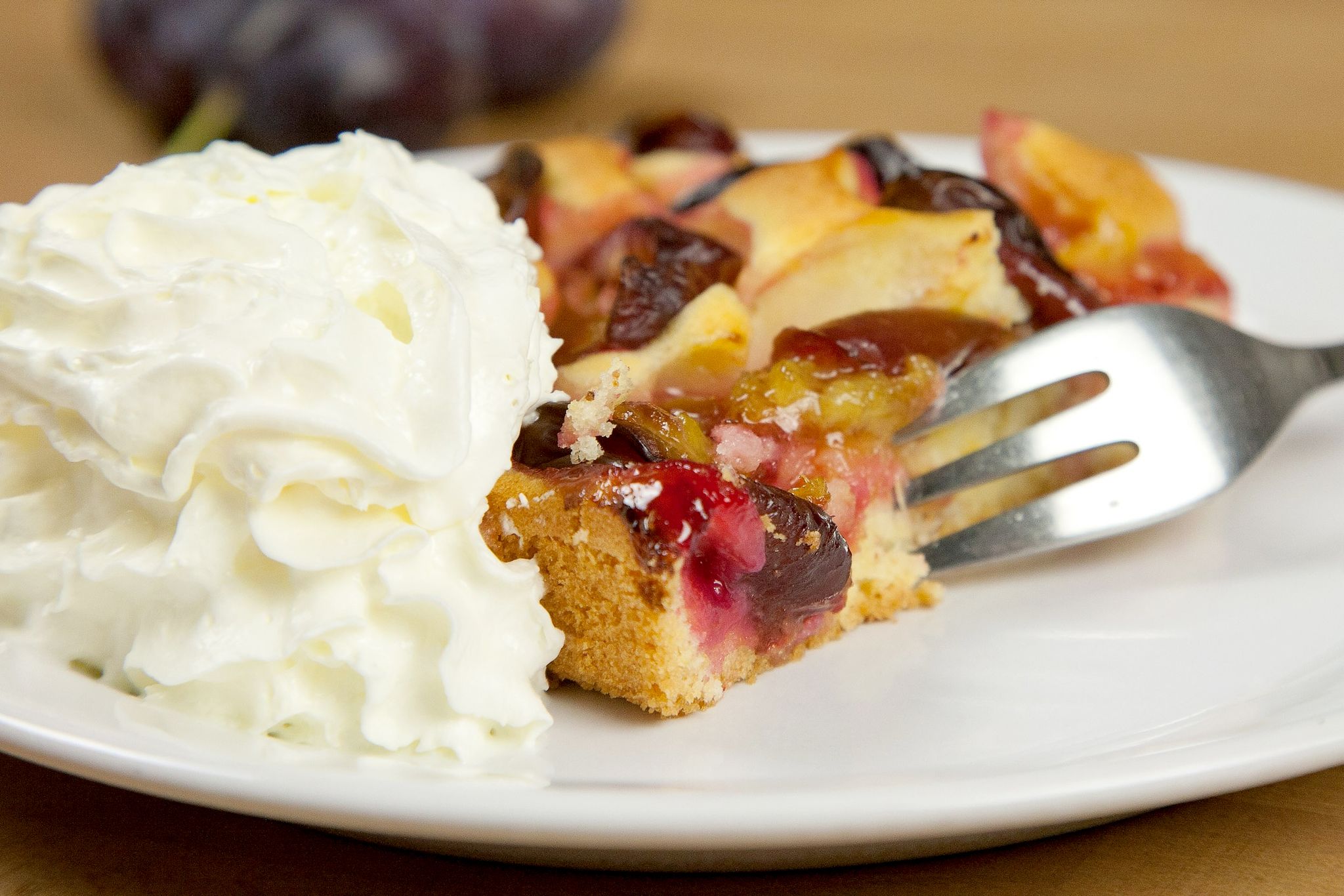 Wie füreinander geschaffen: Ein Stück Pflaumenkuchen mit Schlagsahne, und die kann sogar vegan sein.