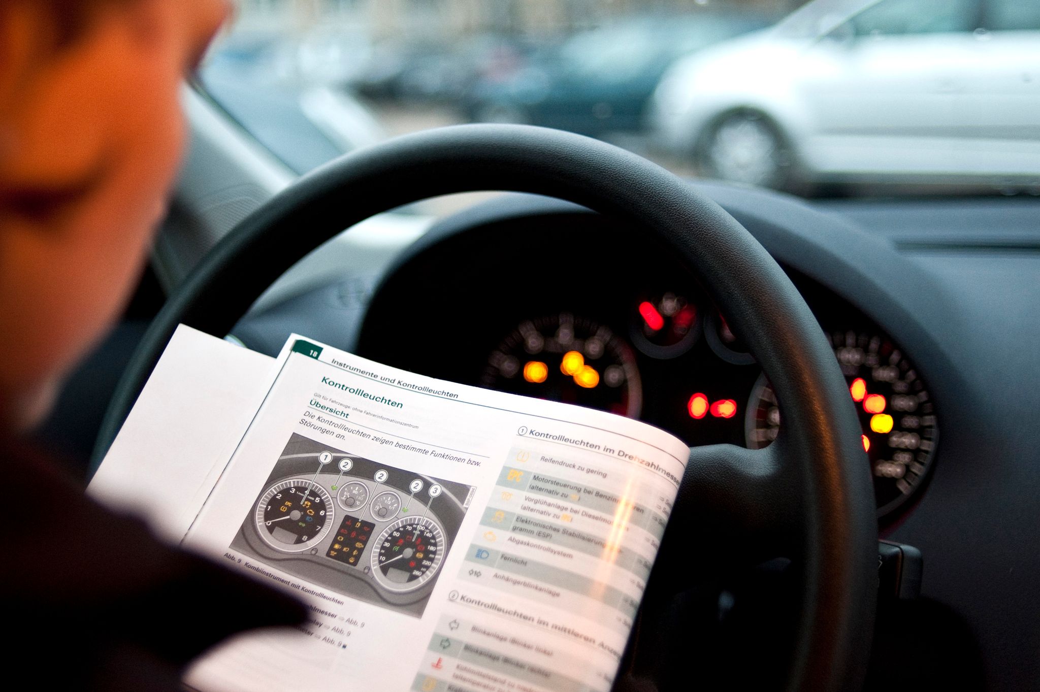 Autofahrer sollten sich mit den wichtigsten Funktionen ihres Wagens vertraut machen, insbesondere mit den Bedeutungen der Warnzeichen im Armaturenbrettt.