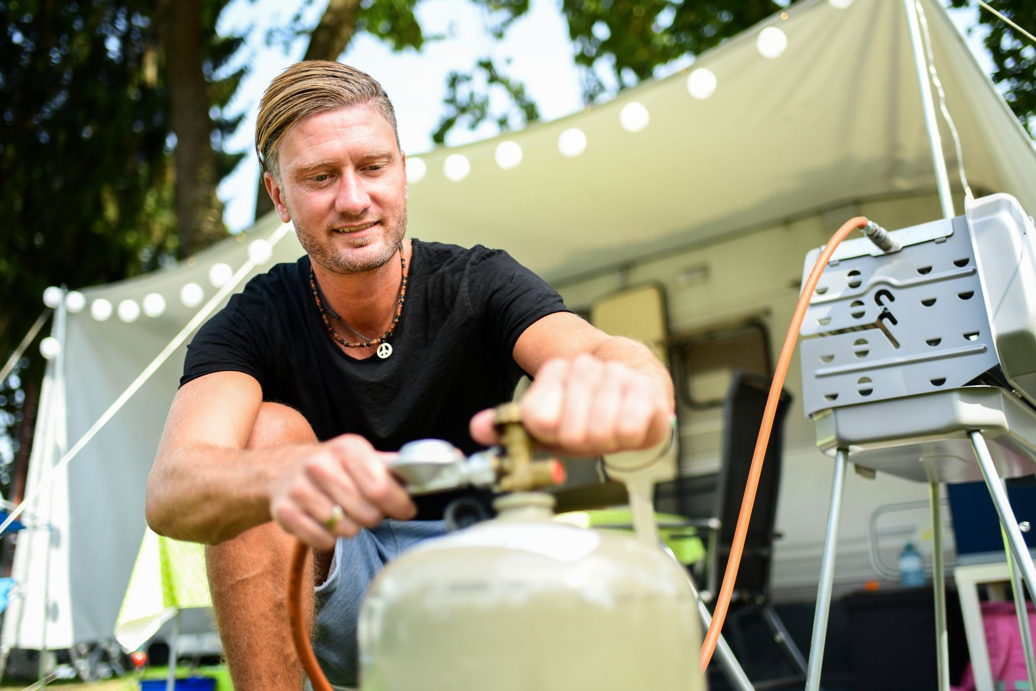 Beim Anschließen einer Gasflasche sollte man darauf achten, dass der Dichtring vorhanden ist und das Ventil per Hand festgezogen wird, um Beschädigungen zu vermeiden.