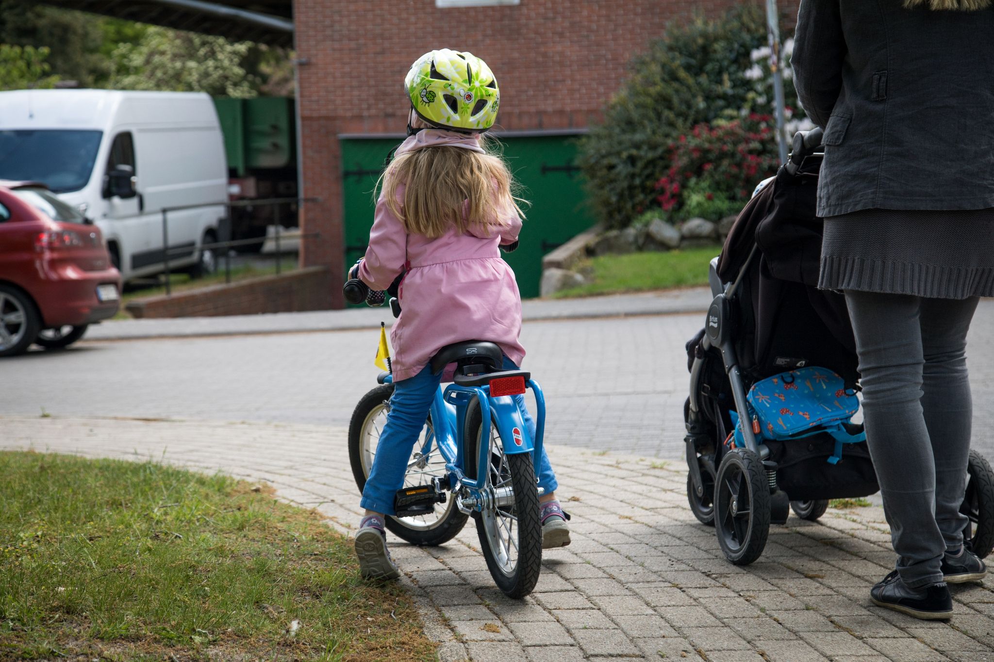 Kinder bis zum Alter von acht Jahren müssen mit dem Fahrrad auf dem Gehweg fahren - oder auf baulich von der Fahrbahn getrennten Radwegen.