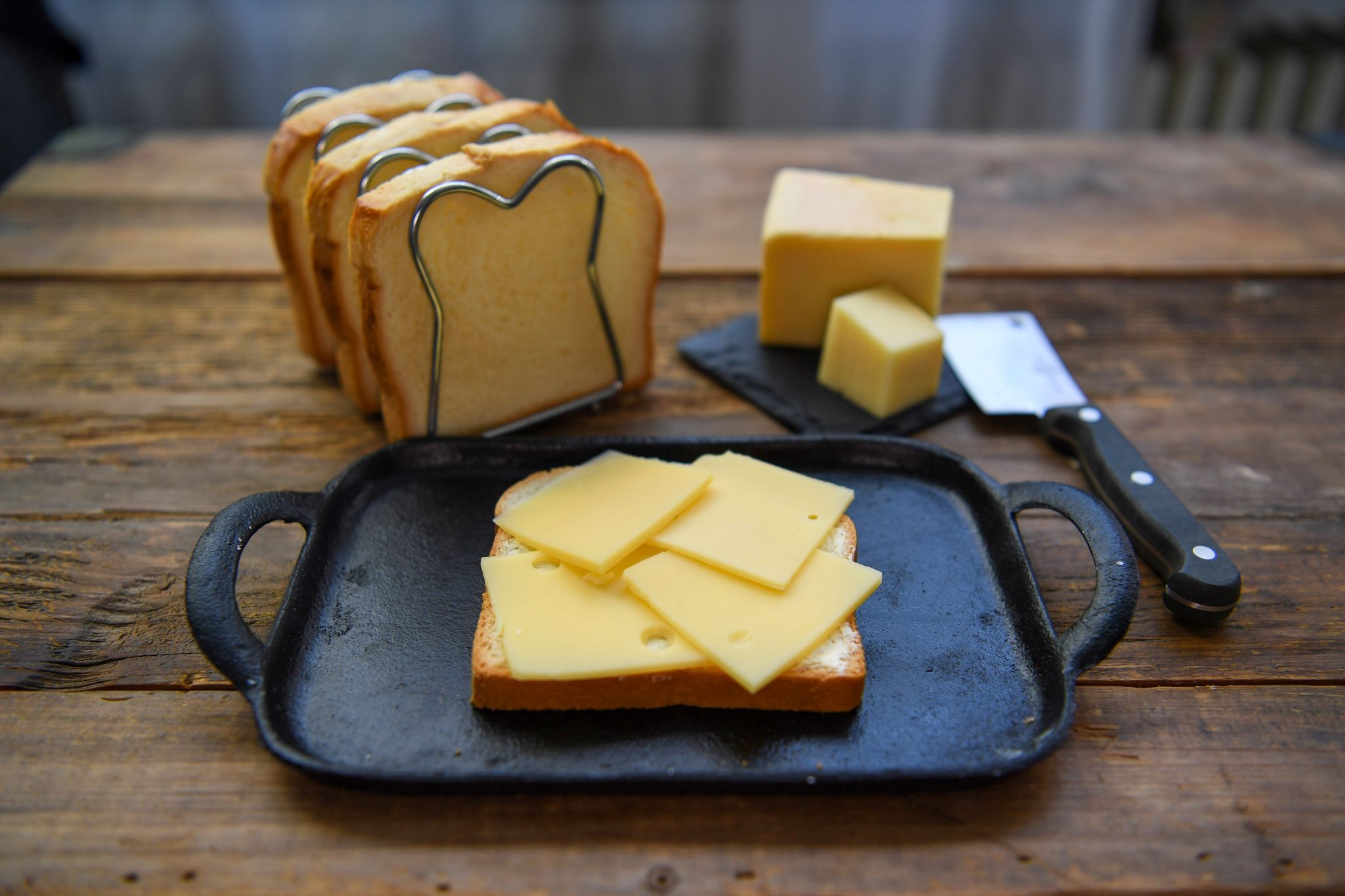 Eine interessante Kombination, die vom Zentralverband des Deutschen Bäckerhandwerks empfohlen wird, ist süßes Brioche-Brot in Verbindung mit jungem, würzigem Bergkäse.