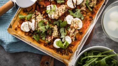 Wie ein Gemälde: Pizza vom Blech mit Süßkartoffel, Büffelmozzarella, Guacamole, Rucola, Balsamico.