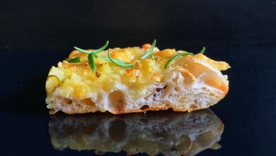 Die Löcher zeigen, wie luftig der Teig der Blechpizza à la Romana ist.