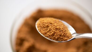 Kokosblütenzucker wird aus dem Blütensaft von Kokospalmblüten gemacht.