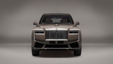 Das Update des Rolls-Royce Cullinan fährt unter anderem mit neu gestalteten Kabinen-Details vor.