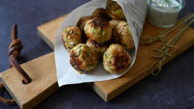 Die kleinen Zucchini-Hähnchen-Bällchen sind so leicht, dass sie in null Komma nix weggenascht werden. Probieren Sie es einfach aus.