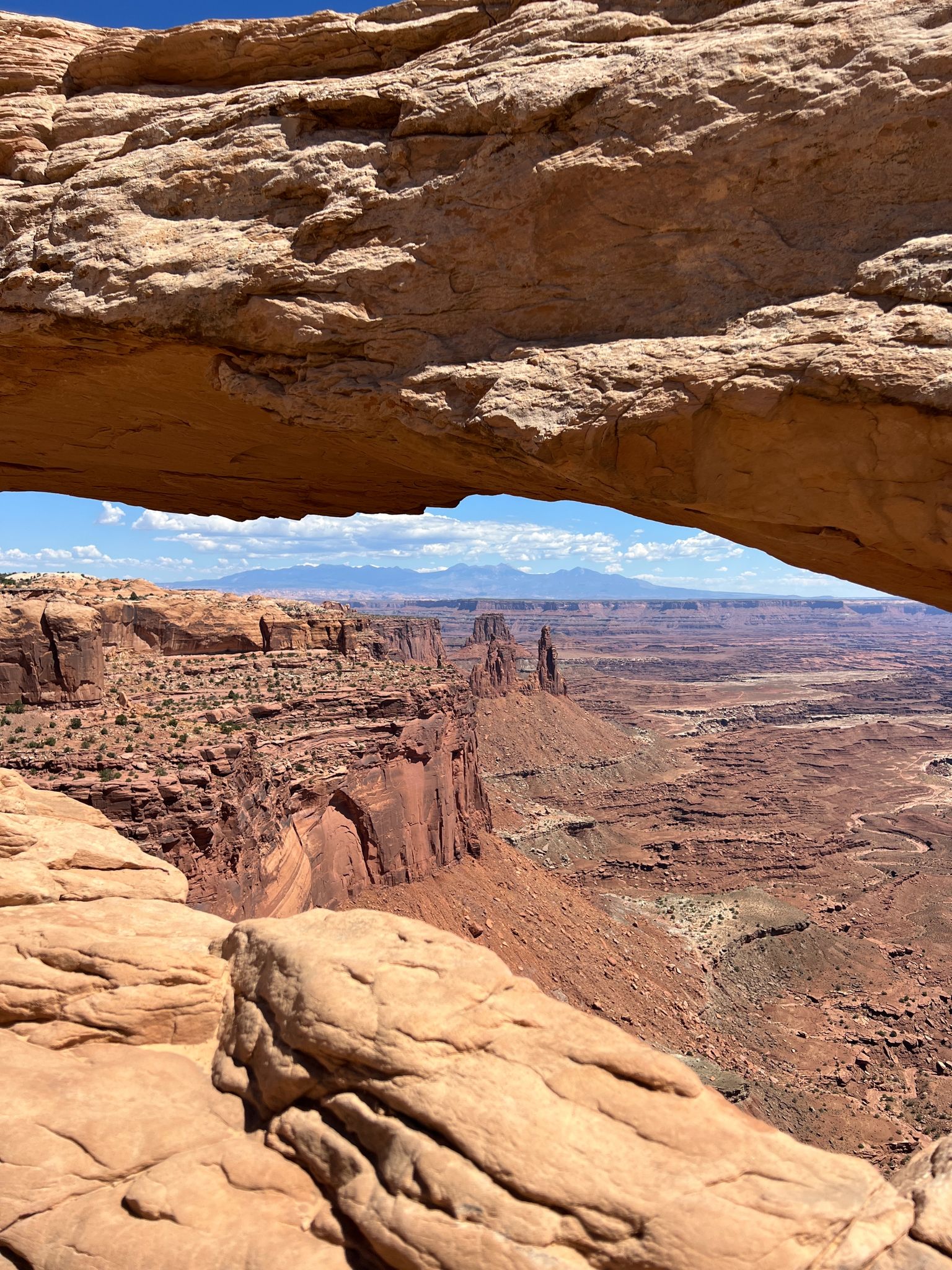 Dieser Felsbogen heißt Mesa Arch und ist mit seinem Postkartenpanorama ein Wahrzeichen des Canyonlands Nationalparks.