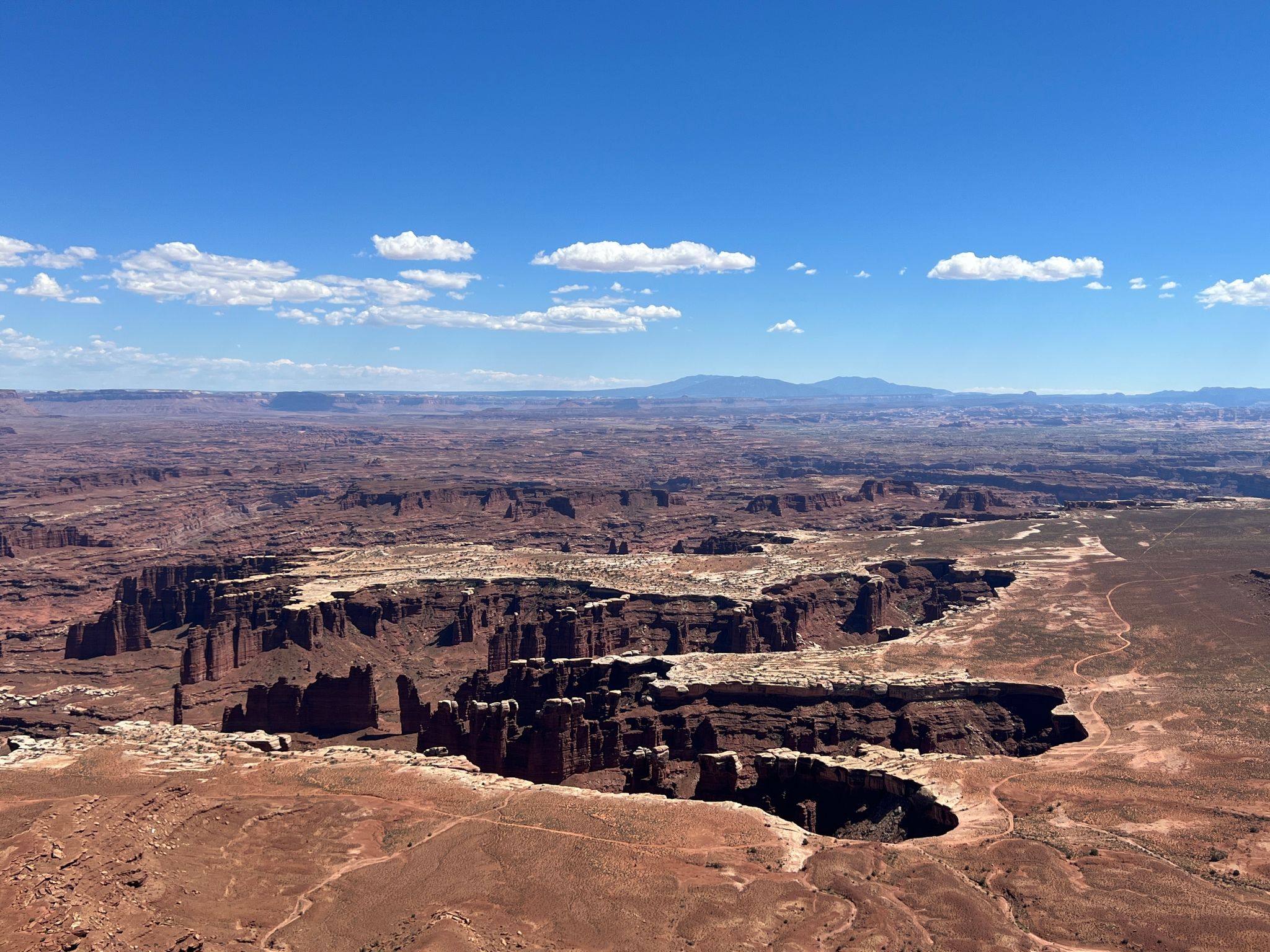 Als hätte ein gigantischer Dino seinen Abdruck hinterlassen: Schluchten im Canyonlands Nationalpark.