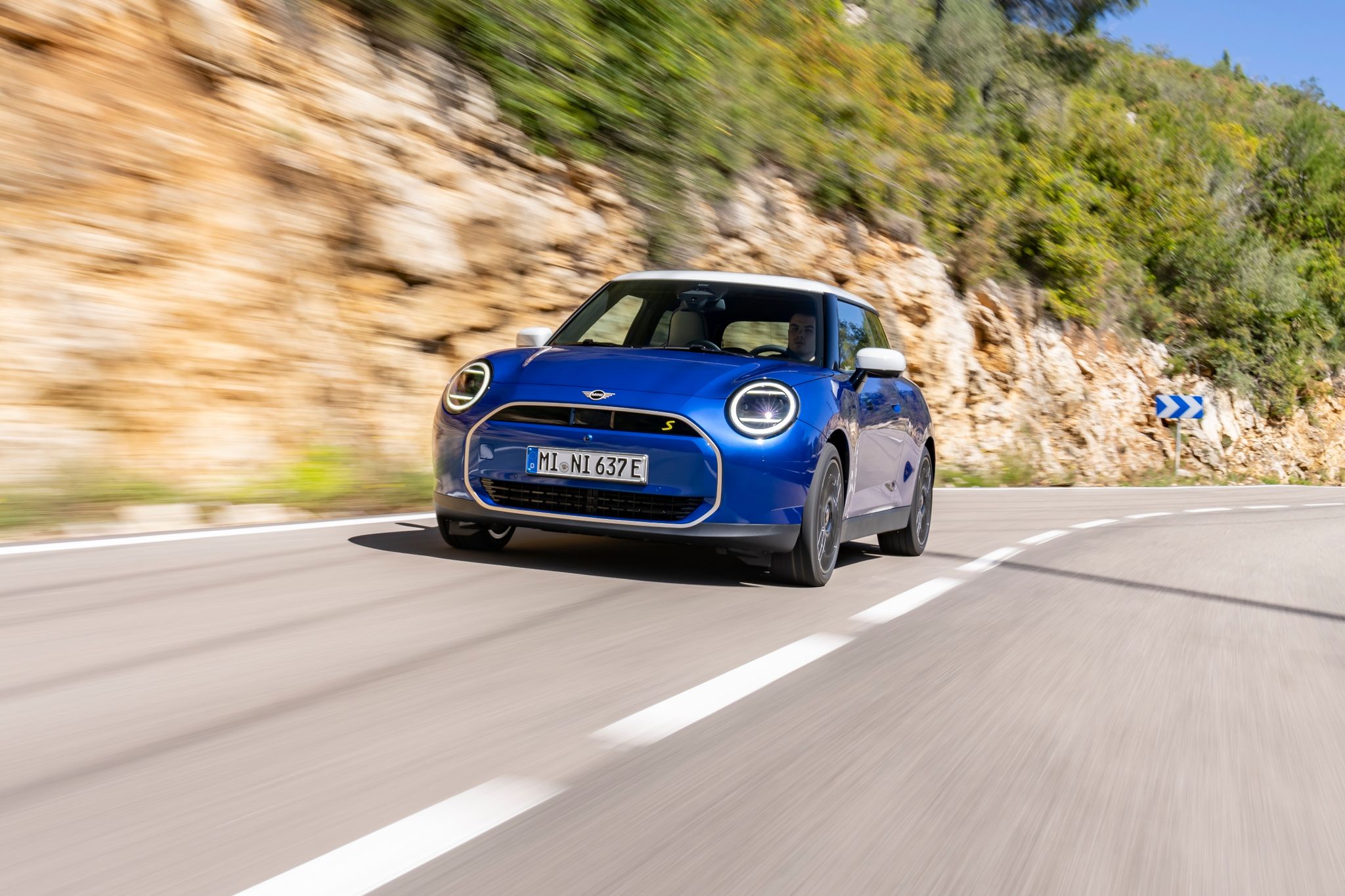 Der neue Mini Cooper, hier in Blazing Blue, sieht dem Original sehr ähnlich, ist aber nicht nur als Benziner zu haben, sondern auch als Elektro-Version.
