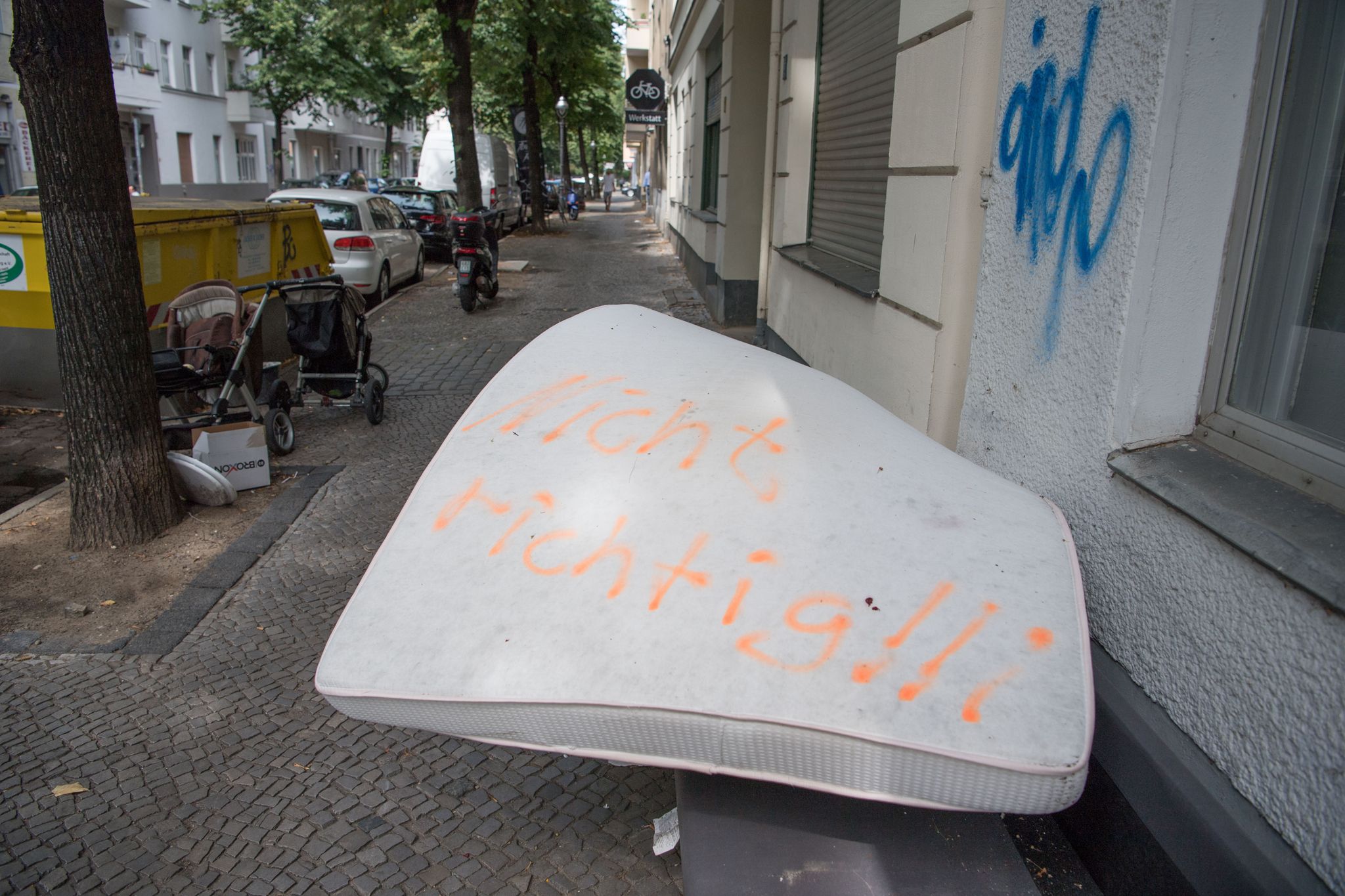 Ohne Sperrmülltermin einfach auf die Straße legen? So sollten Sie Ihre alte Matratze definitiv nicht entsorgen.