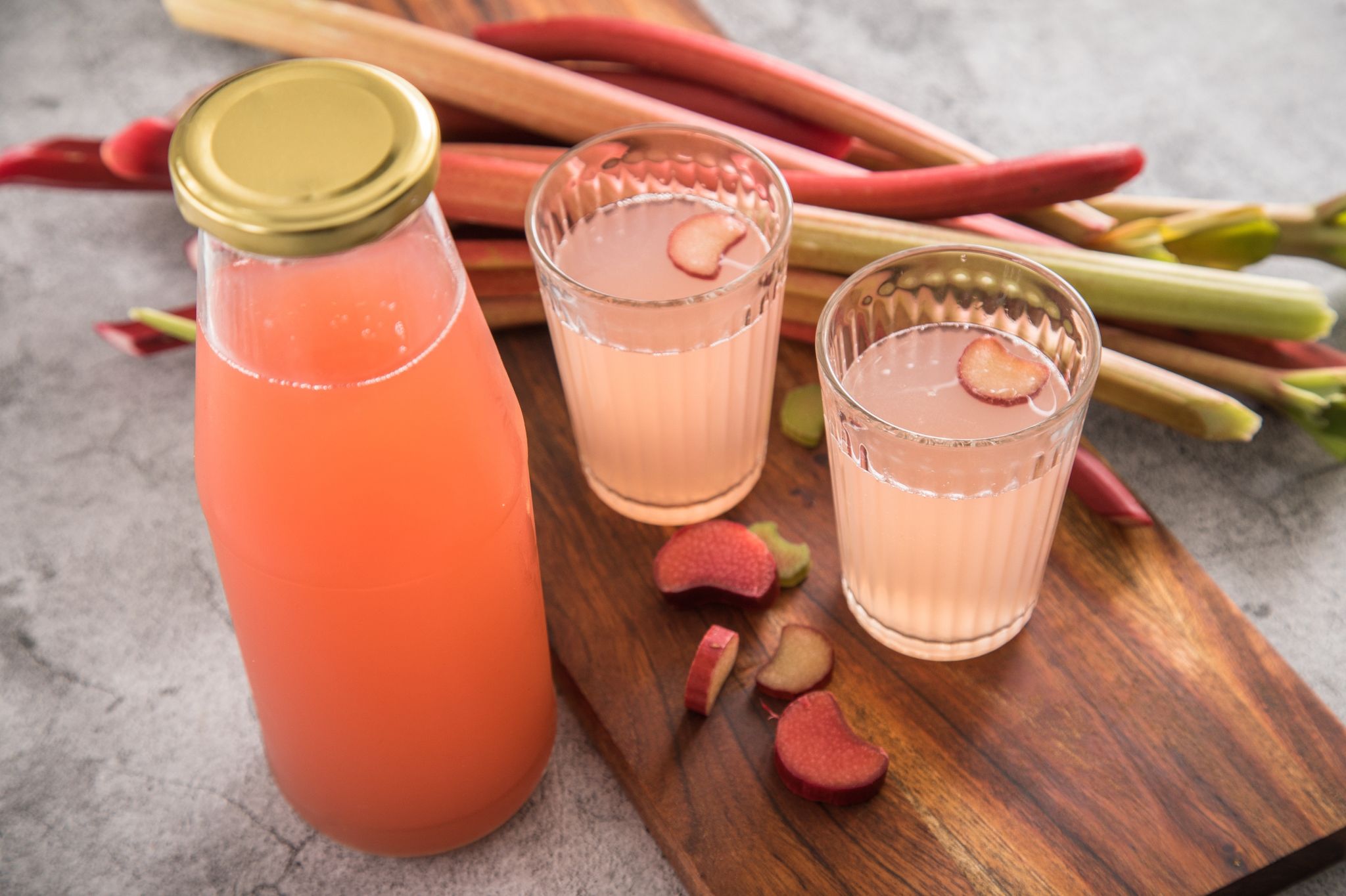 Gesund, lecker und vor allem kalorienarm: Rhabarberschorle sorgt für leckere Erfrischung.