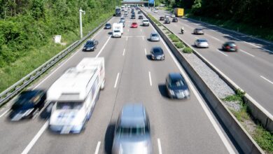 Vor dem Start in den Urlaub sollten Autofahrer die Reifen gründlich überprüfen.