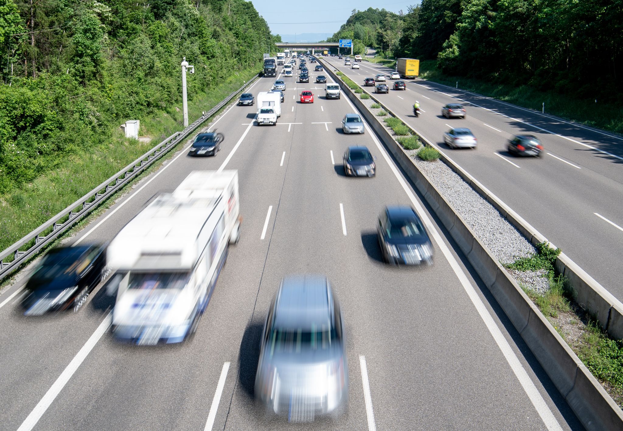 Vor dem Start in den Urlaub sollten Autofahrer die Reifen gründlich überprüfen.