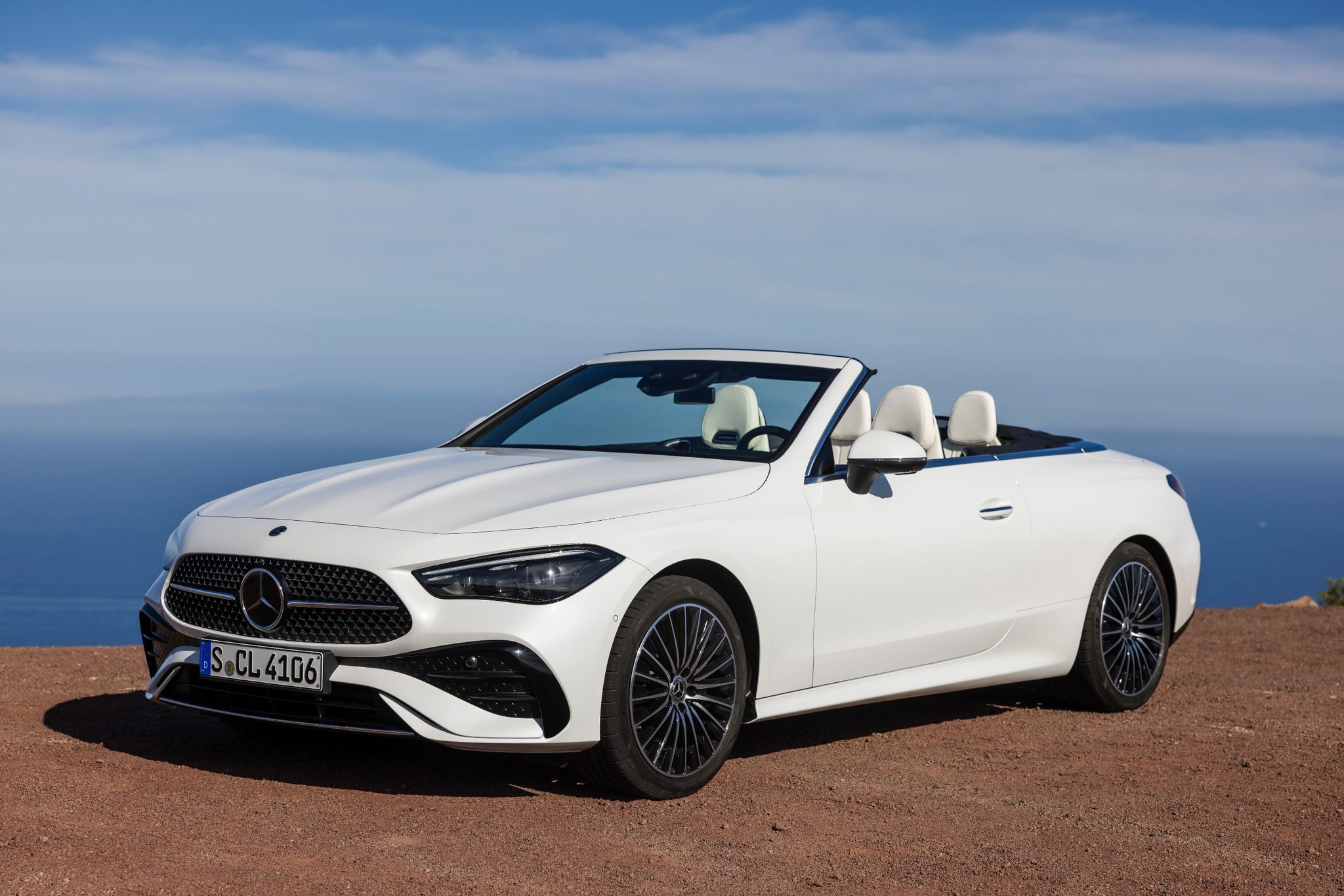 Mercedes lässt die Sonne rein: Ausgestattet mit einem elektrischen Stoffdach und einer Vielzahl von Komfortdetails, kommt das neue Mercedes-Benz CLE Cabriolet ab 66 402 Euro auf den Markt.