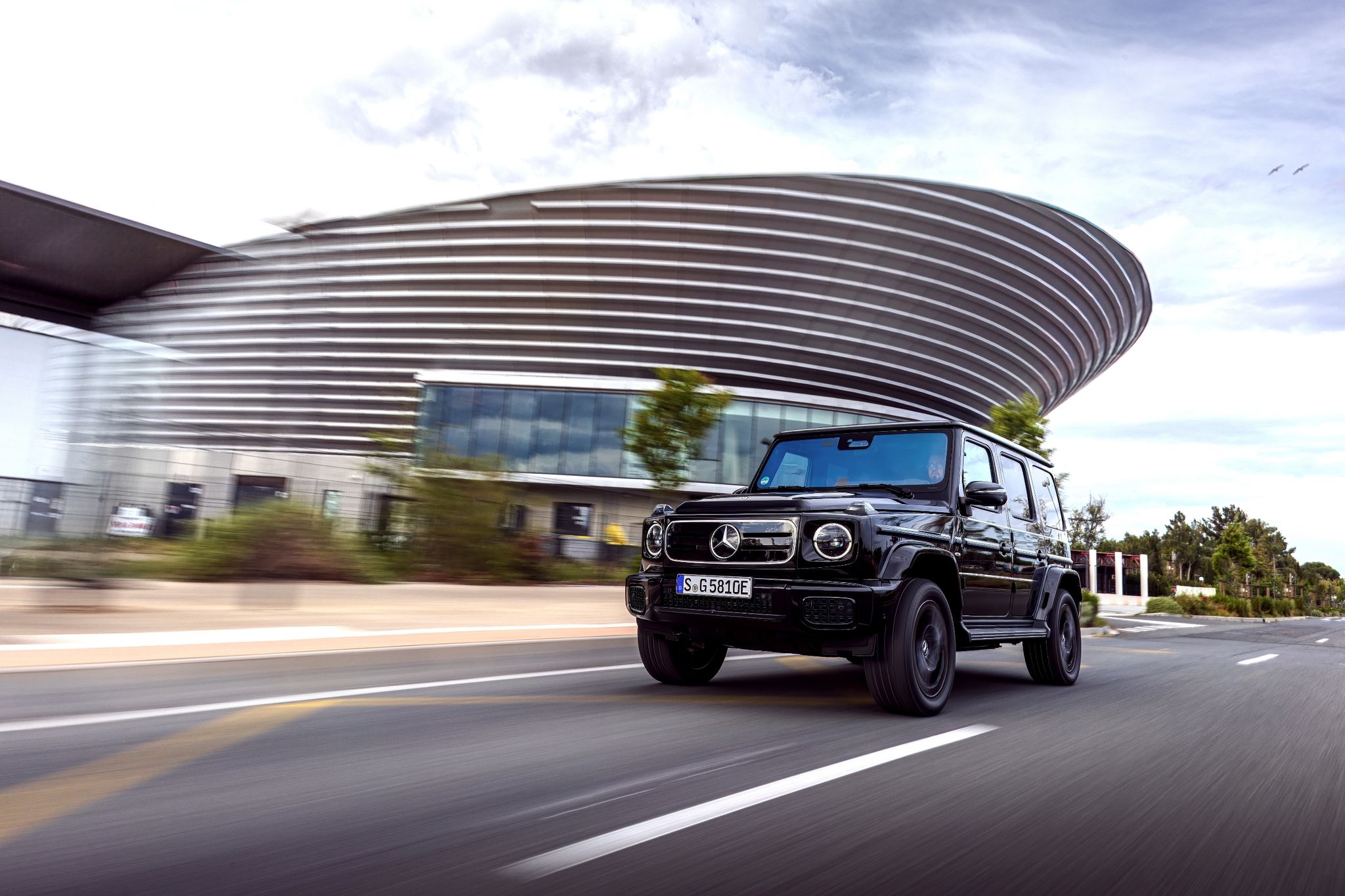 Die Mercedes G-Klasse unter Strom: Nach über 40 Jahren gibt es den Geländewagen jetzt mit einem Elektroantrieb mit vier E-Motoren und einer Reichweite von ca. 473 Kilometern.