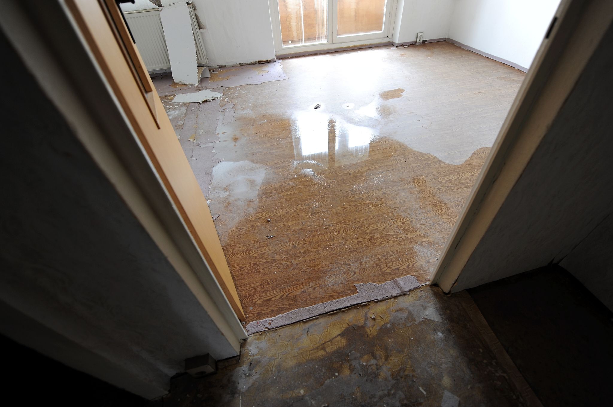 Wird die Wohnung nach einem Wasserschaden unbewohnbar, übernehmen Versicherungen die Kosten für eine temporäre Unterkunft während der Reparaturarbeiten. Dabei muss es sich nicht um ein Hotel handeln.