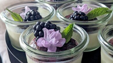 Die Veilchenblüten machen die Limetten Panna Cotta zur Augenweide.