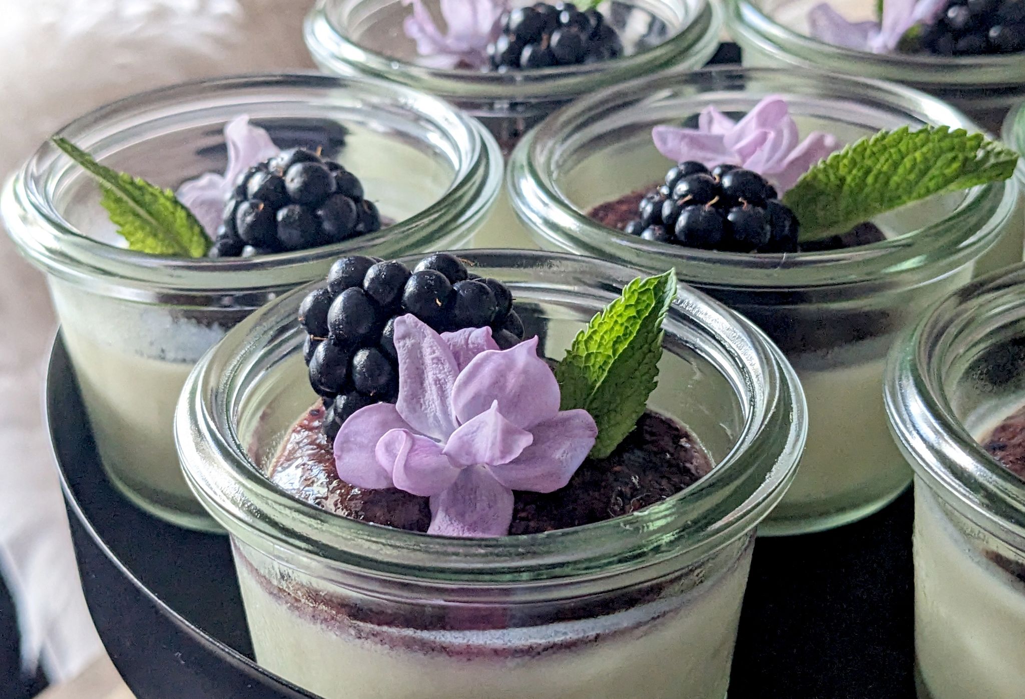 Die Veilchenblüten machen die Limetten Panna Cotta zur Augenweide.