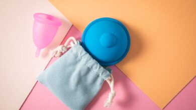 Fängt das Periodenblut auf, das später im Waschbecken ausgespült wird: die Menstruationstasse.