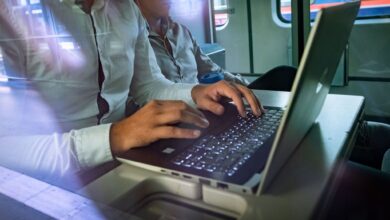 Die Nutzung öffentlicher WLAN-Zugänge birgt Sicherheitsrisiken, da Fremde Daten abgreifen könnten. Wer sensible Daten schützen möchte, sollte ein VPN verwenden.