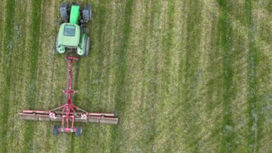 Ein Landwirt pflügt seinen Acker: Ob ein Traktor fährt oder nicht kann für die Haftungsfrage bei Unfällen relevant sein.
