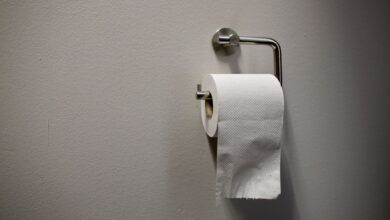 Immer wieder Durchfall oder Bauchweh? Wer mit einem Mikrobiom-Selbsttest liebäugelt, sollte wissen, dass diese Analysen nur eingeschränkte Aussagekraft haben.