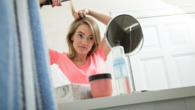 Nervige Dreher: Mit einem Glätteisen kann man nur wenig gegen Haarwirbel ausrichten.