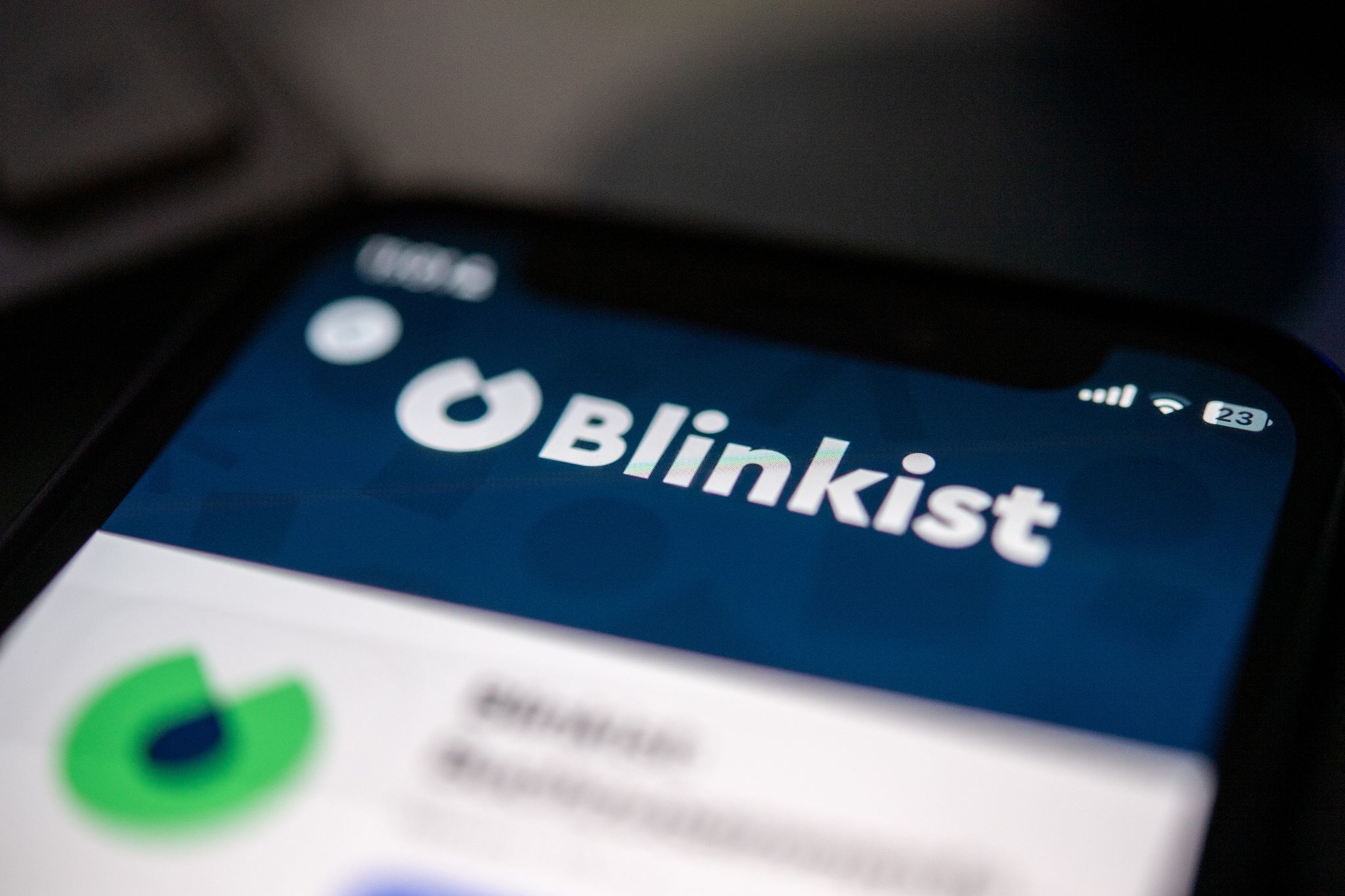 Zentrale Botschaften eines Buches binnen Minuten kurz zusammenfassen: Das verspricht die App Blinkist.