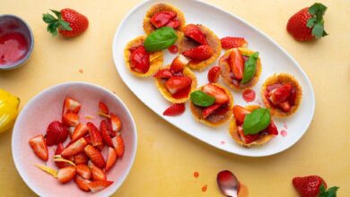 Erdbeerliebe: Aus weißer Schokolade, Doppelrahmfrischkäse, Eiern, Erdbeeren und Basilikum lassen sich aromatische Cheesecakes zubereiten.