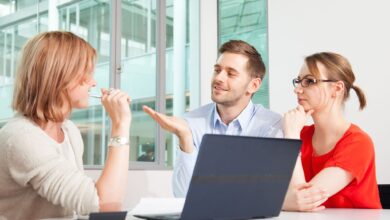 Blicke und Gesten sagen oft mehr als viele Worte: Wer sich im Job in Körpersprache übt, tritt wirkungsvoller auf.