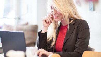 Mit einem Lächeln eine Verbindung herstellen - auch in Video-Calls: Die Körpersprache ist in solchen Fällen besonders wichtig.