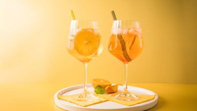 Der Arancello Spritz (l) macht dem Aperol Spritz (r) zunehmend Konkurrenz.