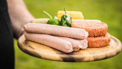 Ob die veganen Grillwürstchen fürs BBQ tauglich sind, wollte die Zeitschrift «Öko-Test» wissen und unterzog 19 Produkte einem Labor- und Geschmackstest.