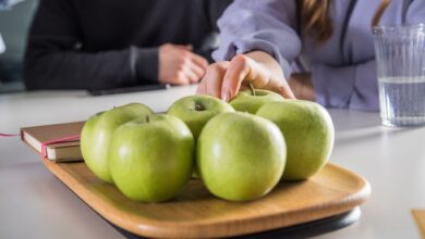 Apfel gefällig? Kleine Anstöße, sogenannte «Nudges», sollen den Menschen helfen, bestimmte Entscheidungen zu treffen, ohne dass sie gezwungen werden.